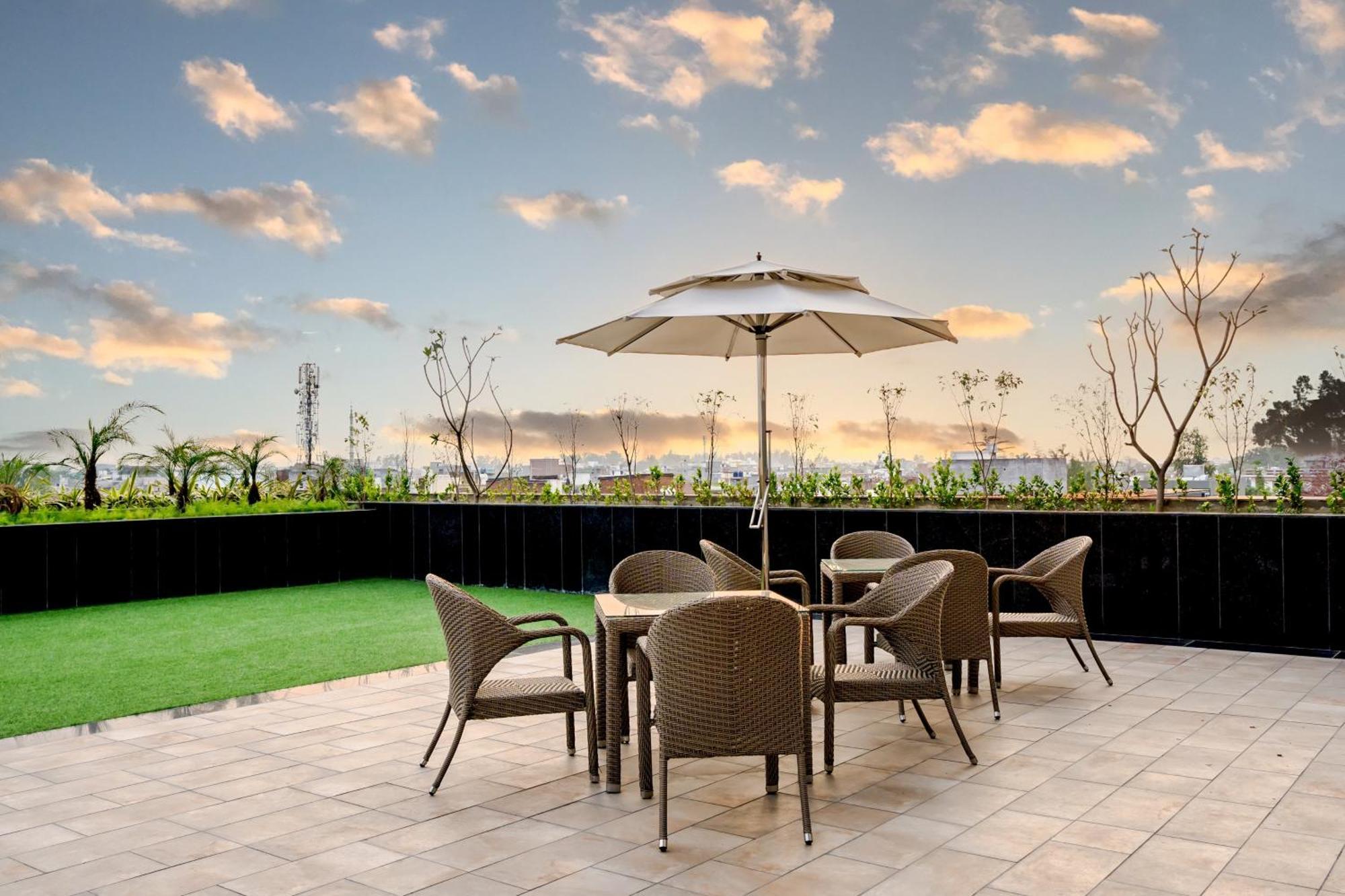 Holiday Inn Lucknow Airport By Ihg Bagian luar foto