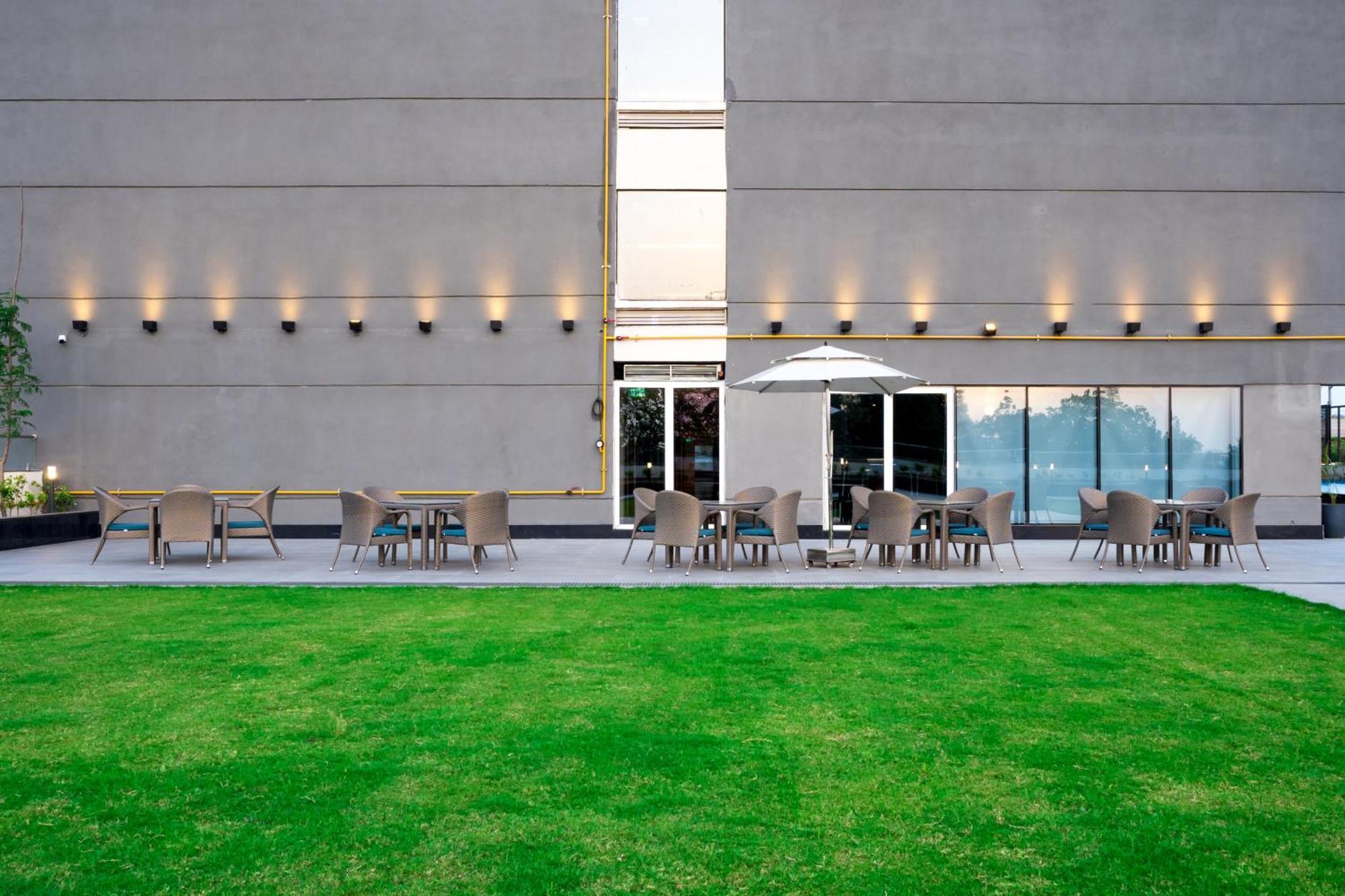 Holiday Inn Lucknow Airport By Ihg Bagian luar foto